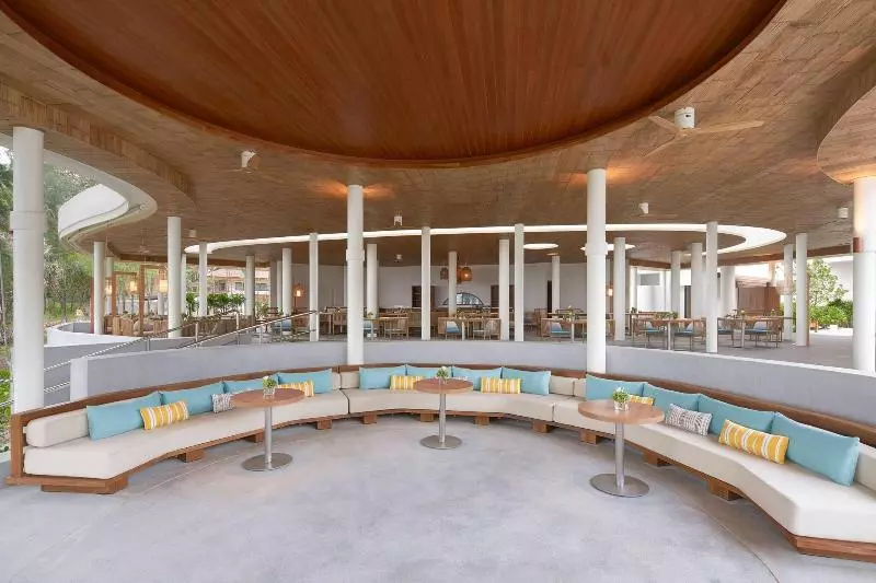 Отель Le Méridien Phuket Mai Khao Beach Resort