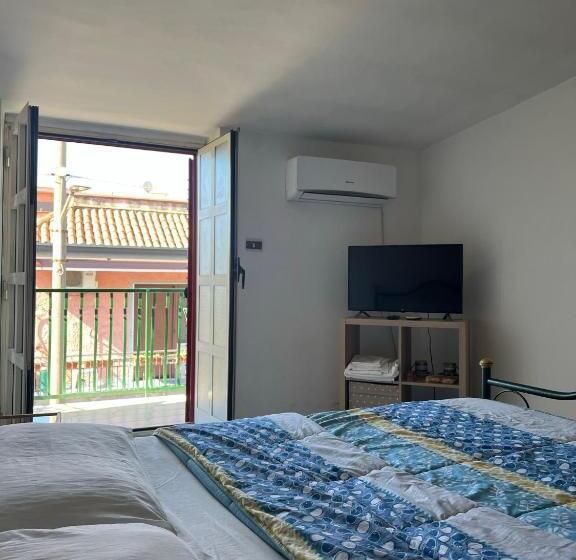 تختخواب و صبحانه Little Sweet Escape