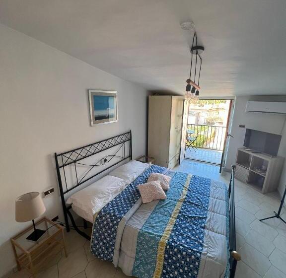 تختخواب و صبحانه Little Sweet Escape