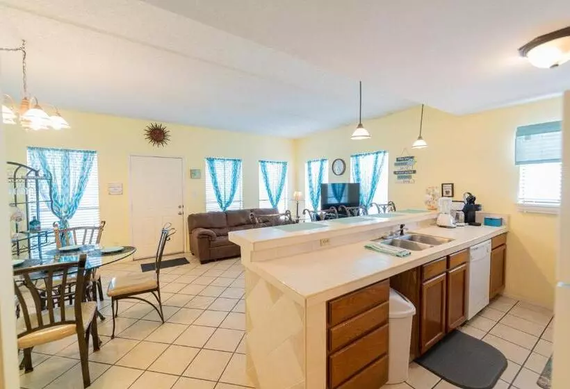 South Padre Island Condo Is Walking Distance To The Beach, Sleeps 6, Third Floor, 2024 Traveler Awar