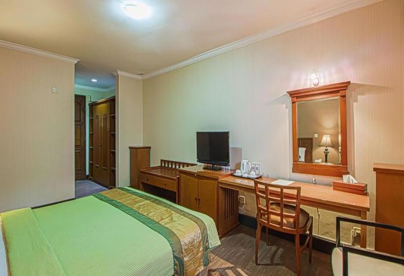 בית מלון כפרי Bumi Sawunggaling