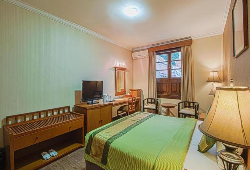 בית מלון כפרי Bumi Sawunggaling