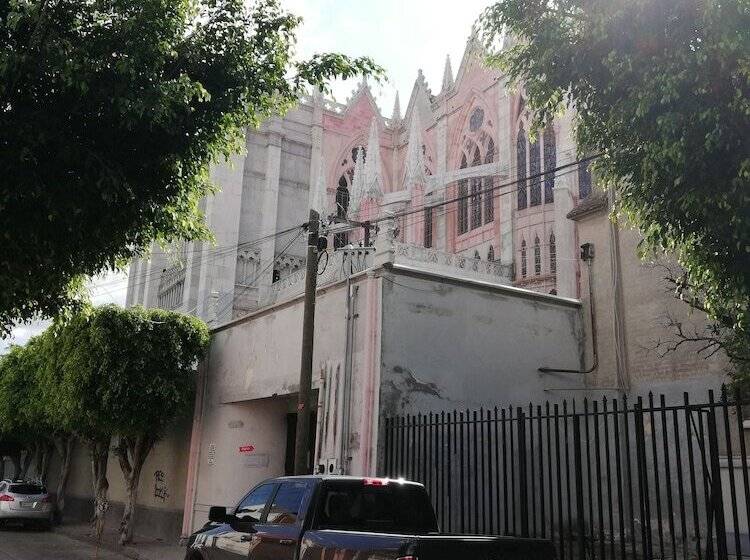 بنسيون Habitaciones Amuebladas. Poliforum/centro