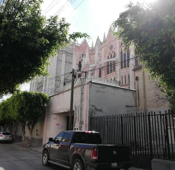 بنسيون Habitaciones Amuebladas. Poliforum/centro