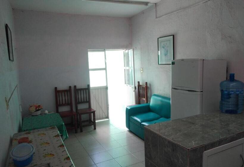 بنسيون Habitaciones Amuebladas. Poliforum/centro