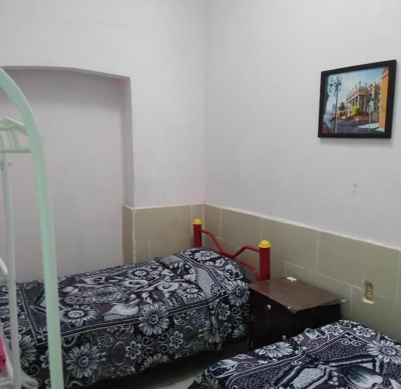 بنسيون Habitaciones Amuebladas. Poliforum/centro