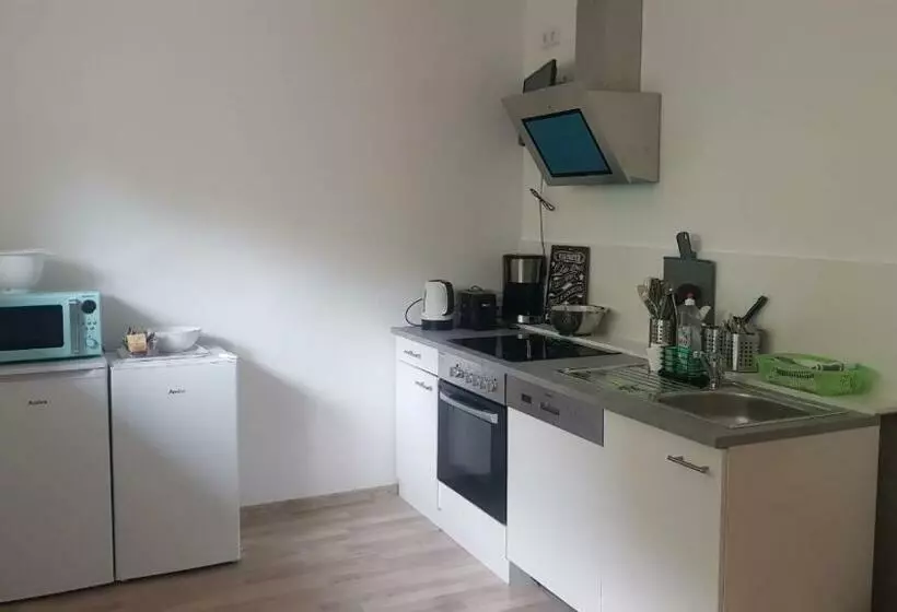 Retkeilymaja Niederdreisbacher Hütte   Moderne Doppelzimmer   Einzelbetten