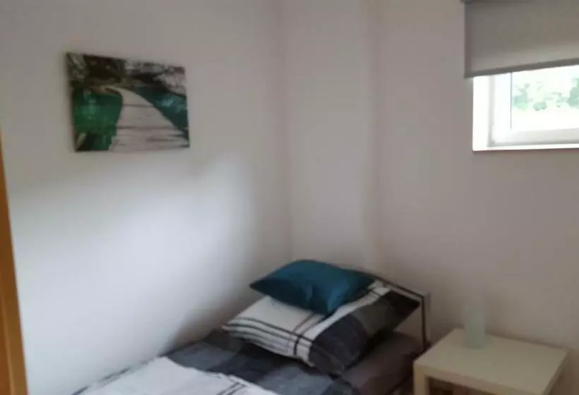 Retkeilymaja Niederdreisbacher Hütte   Moderne Doppelzimmer   Einzelbetten