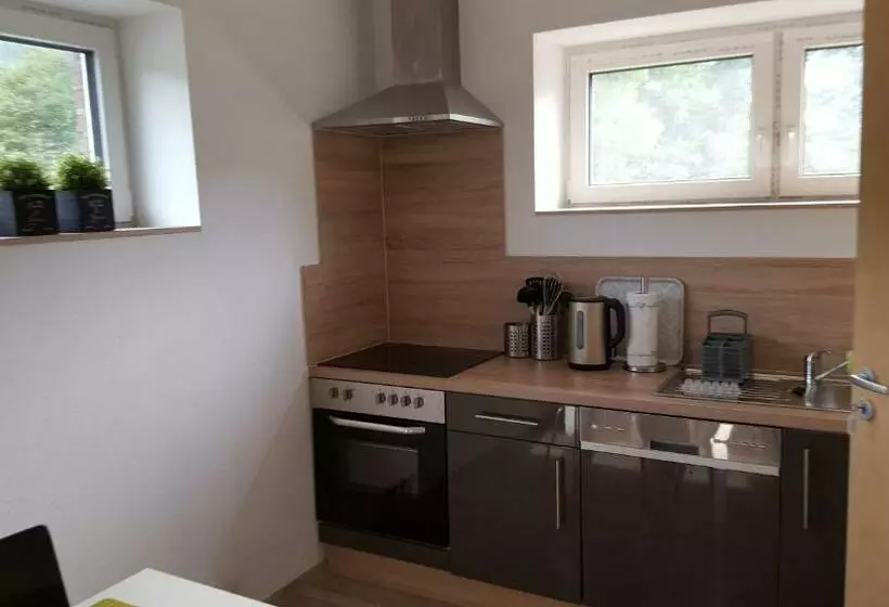 Retkeilymaja Niederdreisbacher Hütte   Moderne Doppelzimmer   Einzelbetten