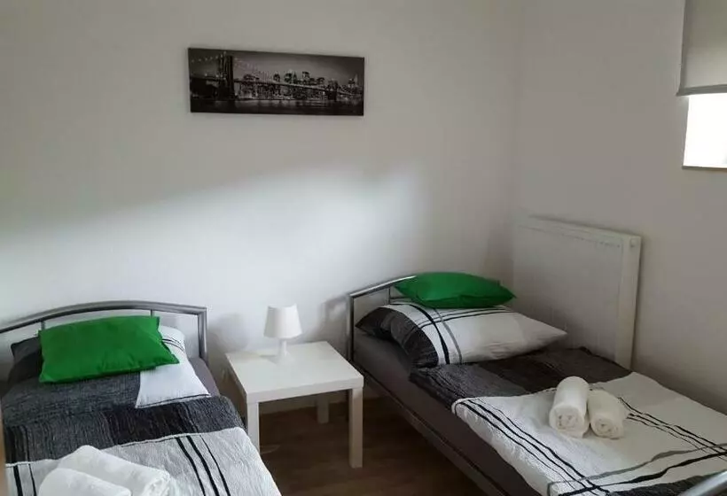 Retkeilymaja Niederdreisbacher Hütte   Moderne Doppelzimmer   Einzelbetten