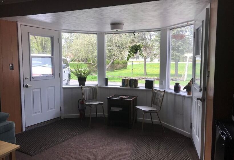 הוסטל Nightshade Inn & Gardens