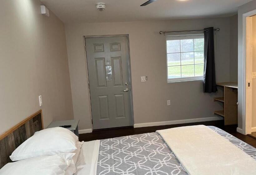 הוסטל Nightshade Inn & Gardens