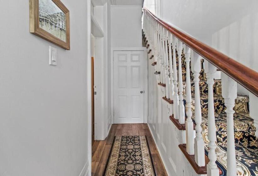 پانسیون Mckay Manor On Duckworth