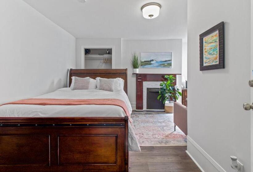 پانسیون Mckay Manor On Duckworth