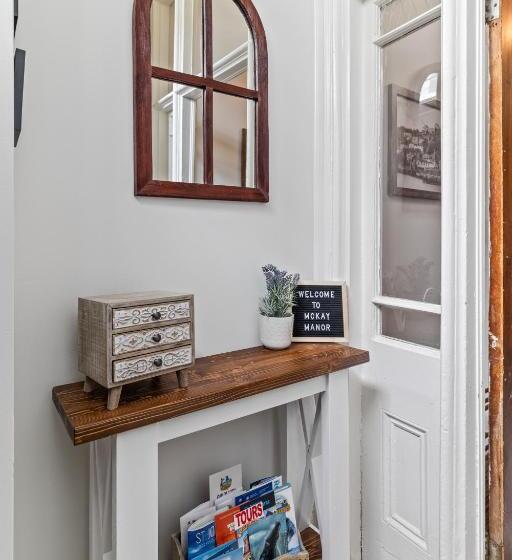 پانسیون Mckay Manor On Duckworth