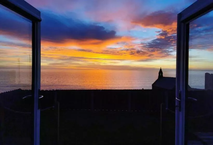 Hotelli Allibella Shepherds Hut, Amazing Seaview, Private Garden, Pet Friendly