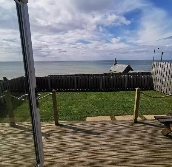 Hotelli Allibella Shepherds Hut, Amazing Seaview, Private Garden, Pet Friendly