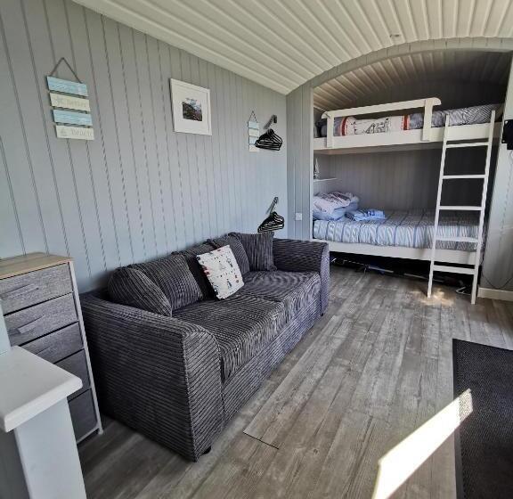 Hotell Allibella Shepherds Hut, Amazing Seaview, Private Garden, Pet Friendly