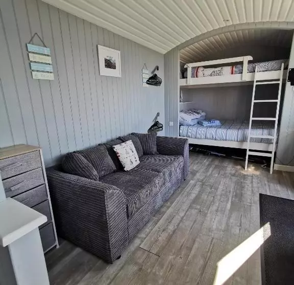 Hotelli Allibella Shepherds Hut, Amazing Seaview, Private Garden, Pet Friendly