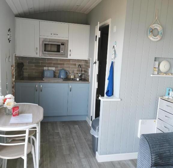 Hotell Allibella Shepherds Hut, Amazing Seaview, Private Garden, Pet Friendly