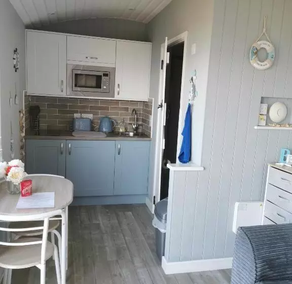 Hotelli Allibella Shepherds Hut, Amazing Seaview, Private Garden, Pet Friendly