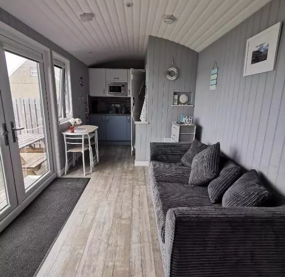 Hotelli Allibella Shepherds Hut, Amazing Seaview, Private Garden, Pet Friendly