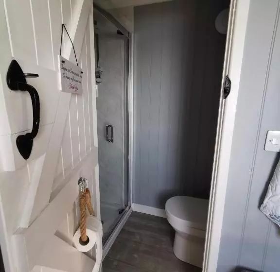 Hotelli Allibella Shepherds Hut, Amazing Seaview, Private Garden, Pet Friendly
