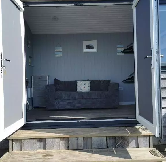 Hotelli Allibella Shepherds Hut, Amazing Seaview, Private Garden, Pet Friendly
