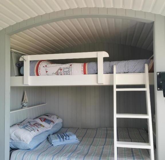 Hotell Allibella Shepherds Hut, Amazing Seaview, Private Garden, Pet Friendly