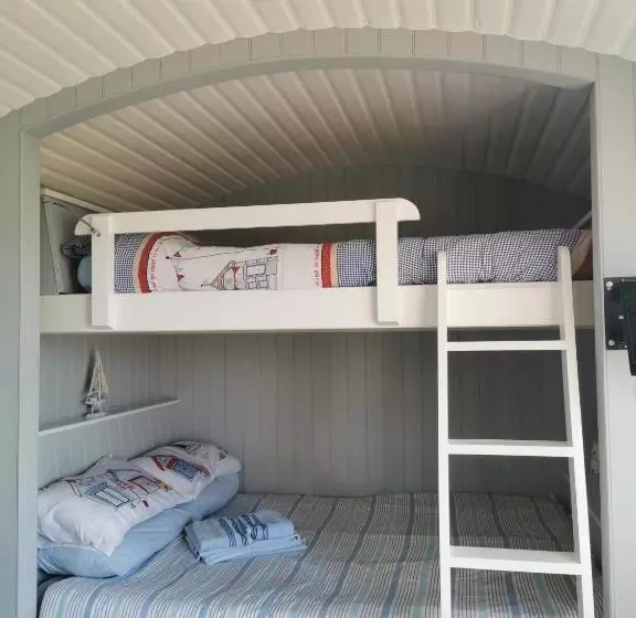 Hotelli Allibella Shepherds Hut, Amazing Seaview, Private Garden, Pet Friendly