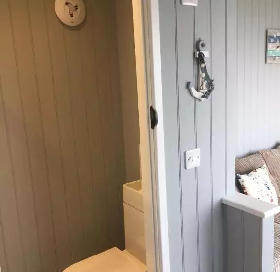 Hotelli Allibella Shepherds Hut, Amazing Seaview, Private Garden, Pet Friendly