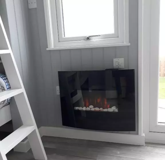 Hotelli Allibella Shepherds Hut, Amazing Seaview, Private Garden, Pet Friendly