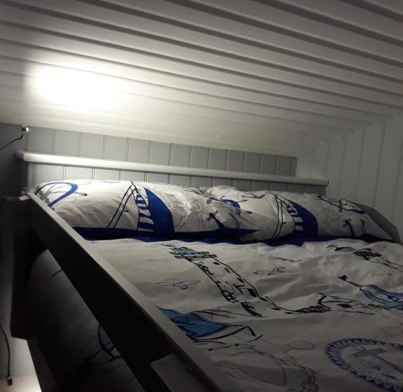 Hotell Allibella Shepherds Hut, Amazing Seaview, Private Garden, Pet Friendly