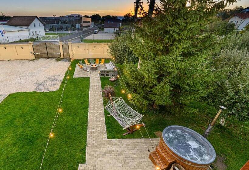 پانسیون Orchard Villa