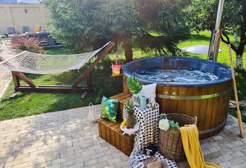 پانسیون Orchard Villa