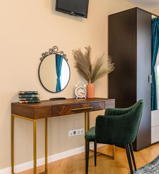 پانسیون Orchard Villa