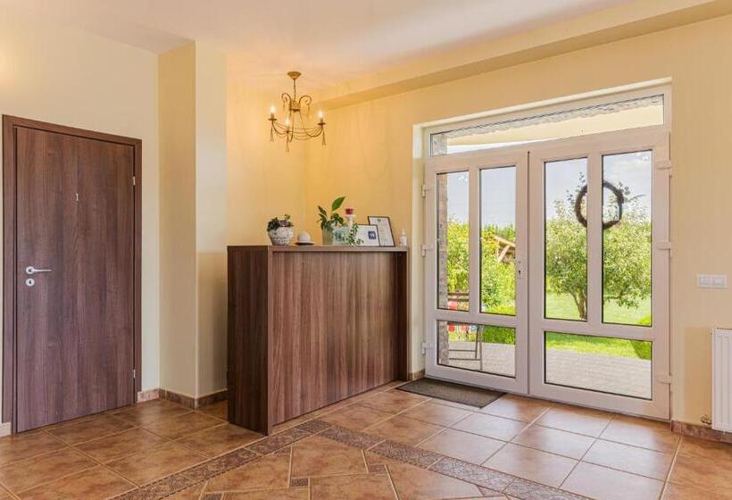 پانسیون Orchard Villa