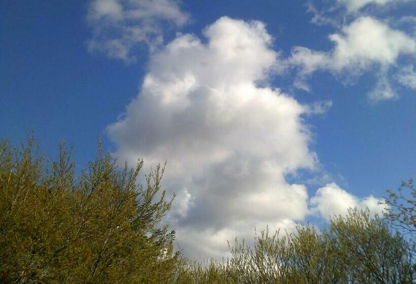 צימר Riverside Cottage