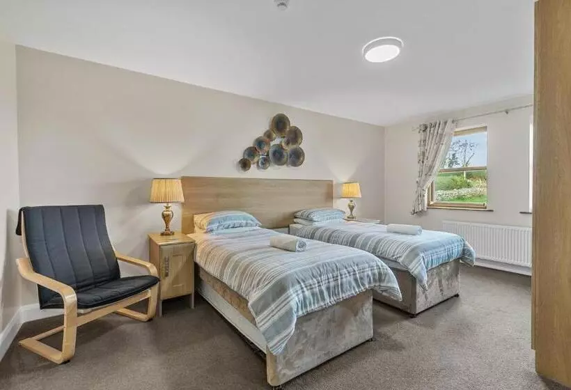 تختخواب و صبحانه Tollyrose Country House