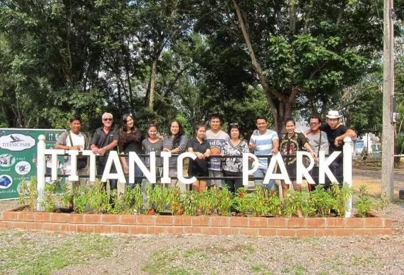 تختخواب و صبحانه Titanic Park