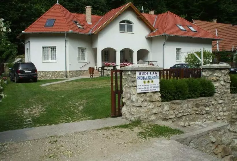 ペンション Hudi Lak Vendégház