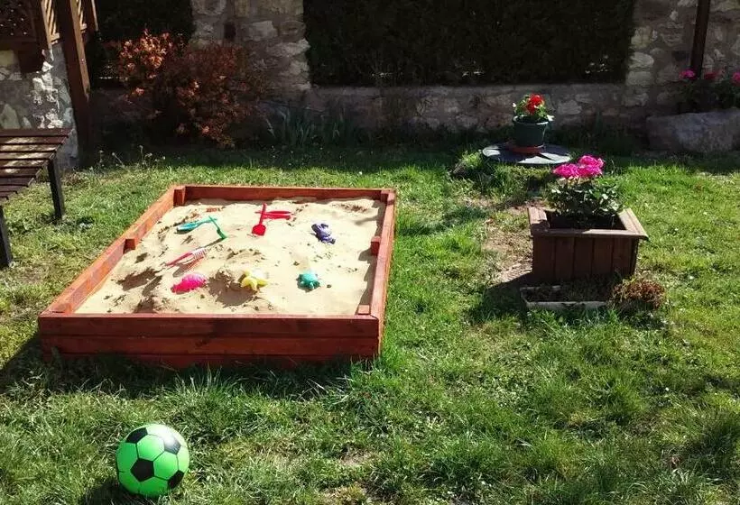 ペンション Hudi Lak Vendégház