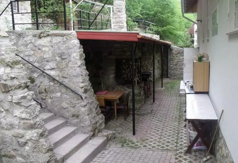ペンション Hudi Lak Vendégház