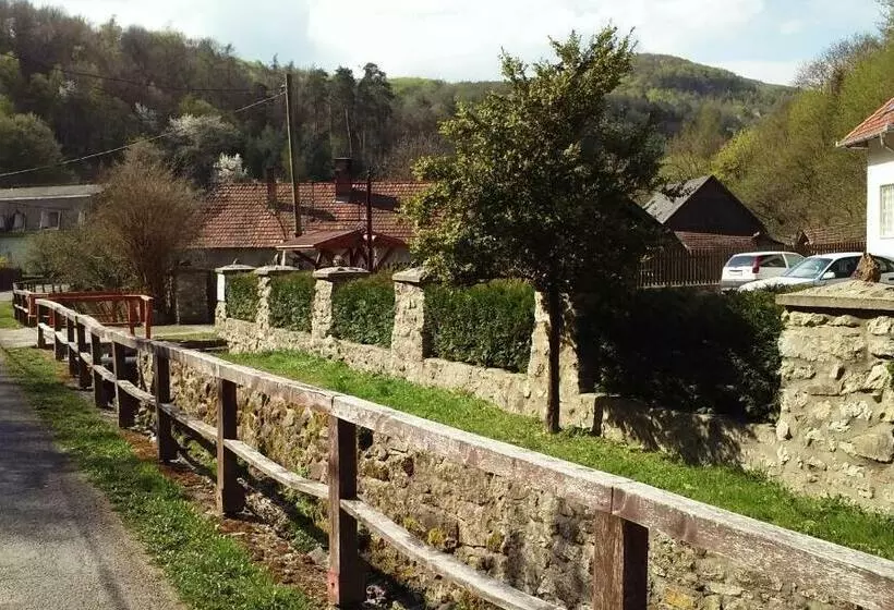 ペンション Hudi Lak Vendégház