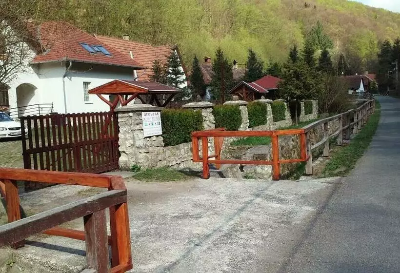 ペンション Hudi Lak Vendégház