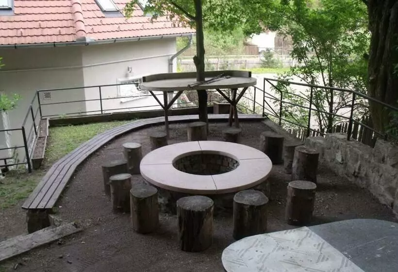 ペンション Hudi Lak Vendégház
