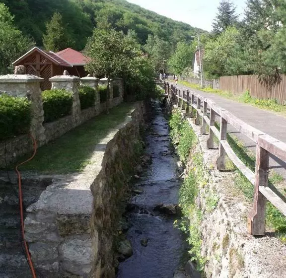 ペンション Hudi Lak Vendégház