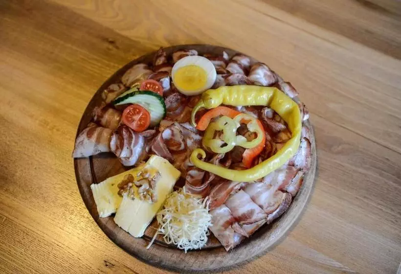 ペンション Weingut & Buschenschank Pölzl
