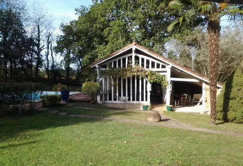 Aamiaismajoitus (B&B) Les Hotes Des Guillemets