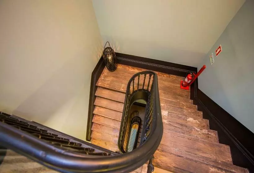 پانسیون Laurear Guest House
